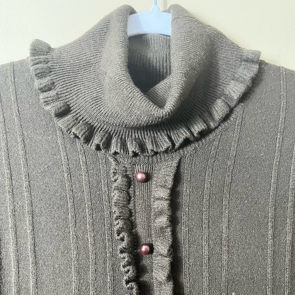Vintage Carolyn Taylor Brown Turtleneck Ruffle  Pearl Sweater Small Preppy - Picture 3 of 8